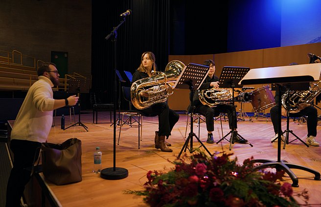 Ausschnit aus der Probe, Professor vor der Bühne, Studierende auf der Bühne mit einer Tuba