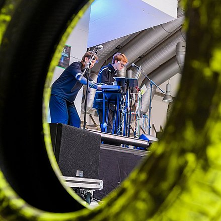 Final Celebration Zwei Musiker*innen stehen auf der Bühne vor einem Keyboard und Laptop