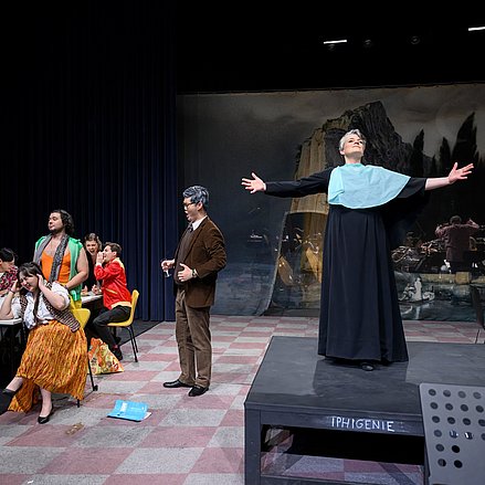 Ariadne auf Naxos - Richard Strauss Das Bild zeigt eine Theaterszene mit mehreren Schauspielerinnen und Schauspielern auf einer Bühne.