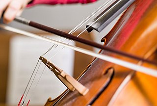 Violoncello Ausschnitt einer Person die Violoncello spielt