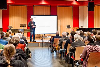 Person auf der Bühne im Kammermusiksaal am Standort Köln