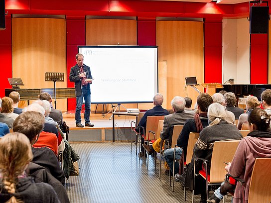 Person auf der Bühne im Kammermusiksaal am Standort Köln