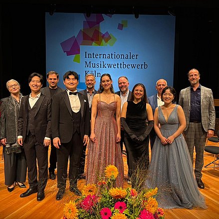 Gruppe Menschen auf der Bühne