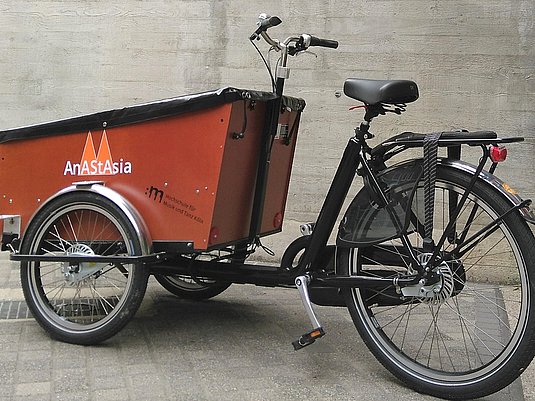 Lastenfahrrad vor dem Hochschulgebäude