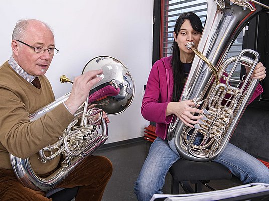 Unterrichtssituation mit Professor und Studierende mit dem Instrument Tuba.