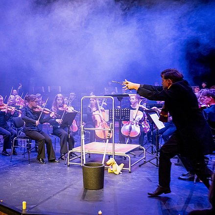 Tag der Landesjugendensembles NRW Orchester mit einem Zauberer auf der Bühne