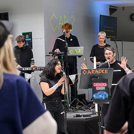 Final Celebration Personen sind auf der Bühne und stehen hinter unterschiedlichen Instrumenten